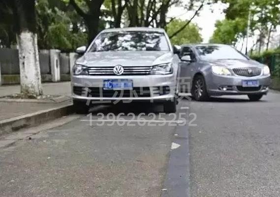 車停在車位也被貼處罰單子？交通警察：這三種停車方式也算違規(guī)！