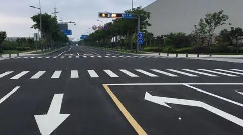 蘇州停車位劃線廠家解讀，道路交通標志牌通常布置在什么區(qū)域？